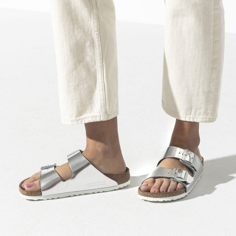 בירקנשטוק כפכפי נשים אריזונה סילבר מטאלי BIRKENSTOCK ARIZONA METALLIC SILVER