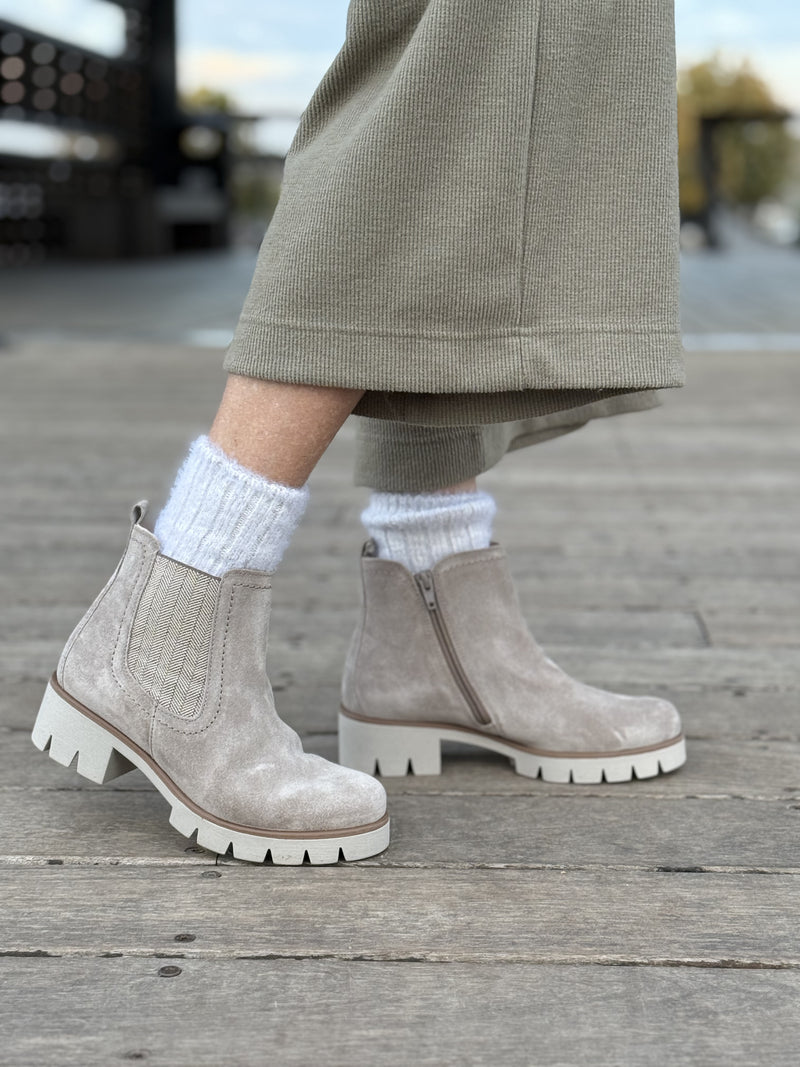 מגפוני נשים גאבור Gabor Chelsea Boot beige